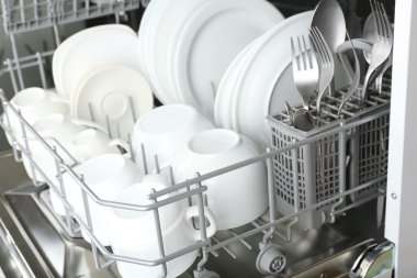 Temiz kapaklı bulaşık makinesini aç.