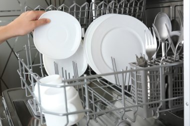 Temiz kapaklı bulaşık makinesini aç.