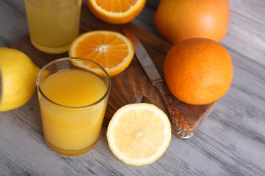 Taze meyve suyuyla kadeh