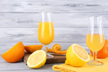 Taze meyve suyuyla kadeh