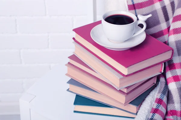Libros antiguos y taza de café en la mesa — Foto de Stock