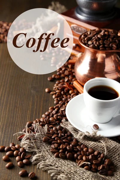 Чашка кофе, горшок и молоть на деревянном фоне — стоковое фото