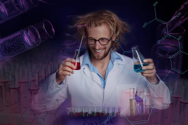 Galen vetenskapsman arbetar i laboratoriet — Stockfoto