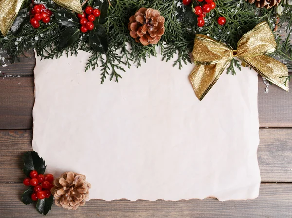 Tarjeta de Navidad sobre fondo de madera — Foto de Stock