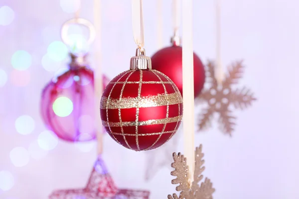 Decorações de Natal penduradas no fundo festivo — Fotografia de Stock