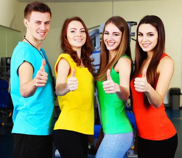 Jeunes Beaux Gens Dans Salle Gym — Photo