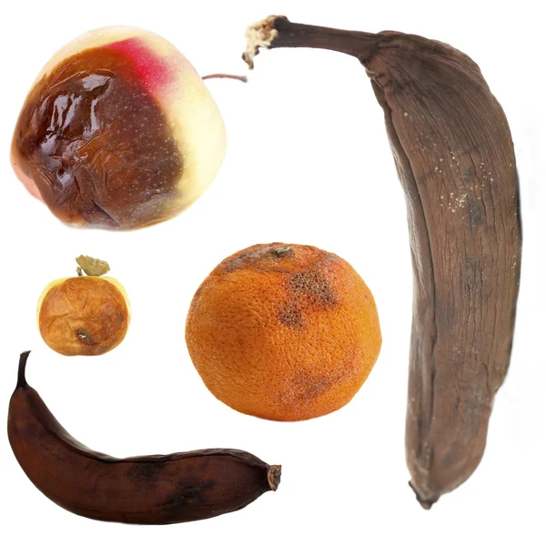 Гнилые фрукты, выделенные на белом — стоковое фото