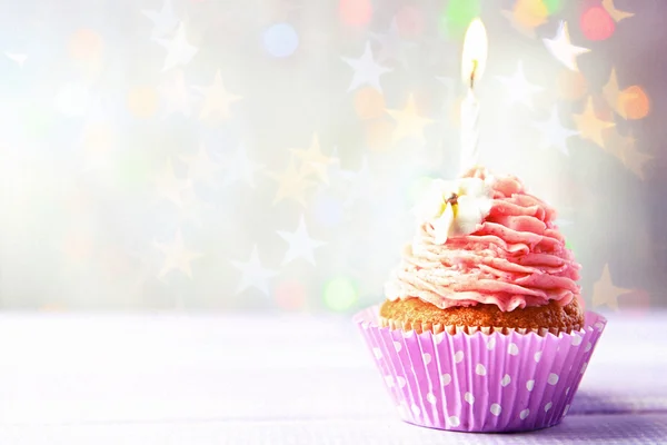 A fából készült asztal finom birthday cupcake — Stock Fotó