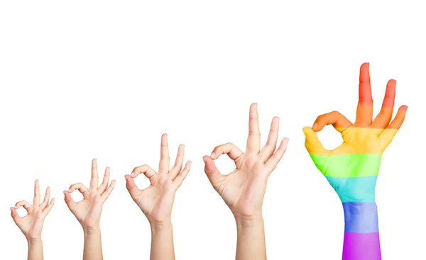 Le mani dell'uomo isolate sul bianco, con una mano dipinta come bandiera arcobaleno — Foto Stock