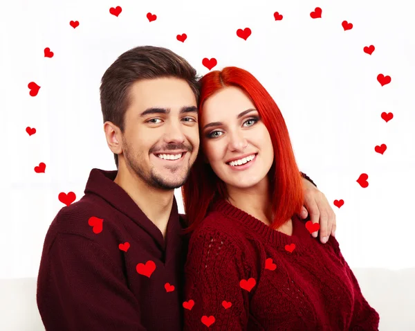 Bella coppia amorevole baciare e cornice a forma di cuore isolato su bianco — Foto Stock