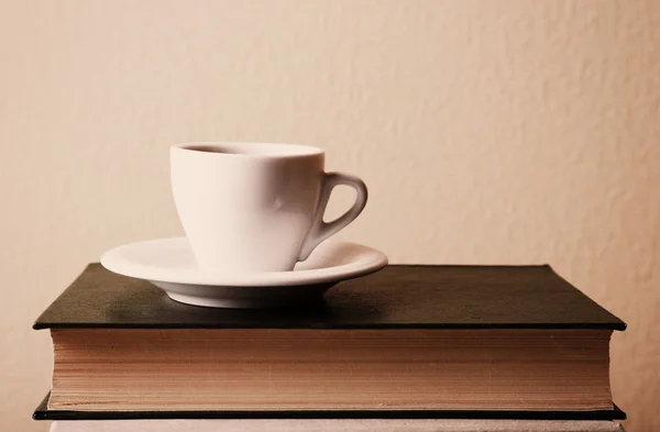 Oude boeken en kopje koffie op tabel — Stockfoto