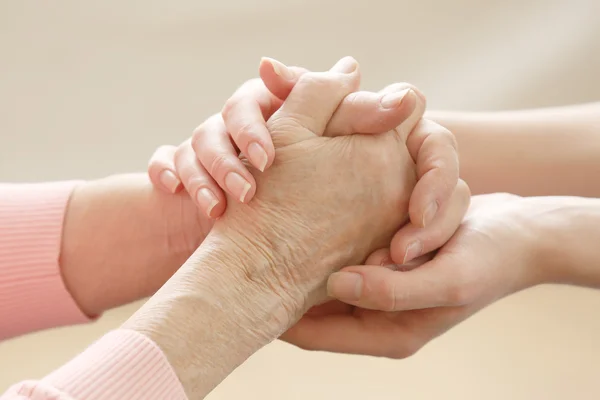 Handen helpen, ouderenzorg concept — Stockfoto