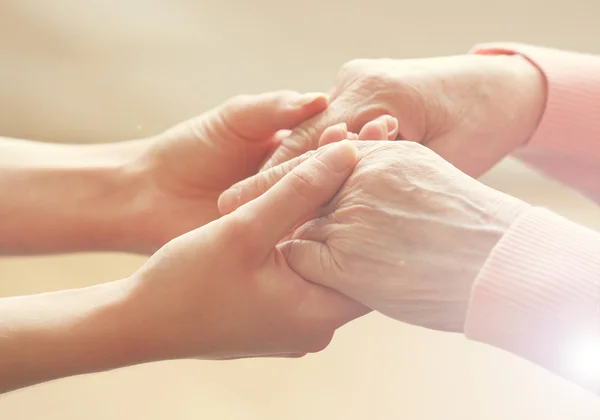 Помощь руками, забота о пожилых людей концепции — стоковое фото