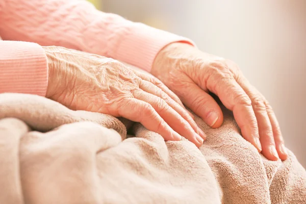 Le mani della donna anziana, la cura per il concetto di anziani — Foto Stock