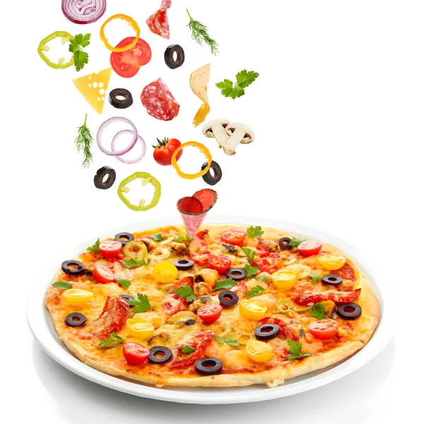 Sabrosa pizza e ingredientes que caen aislados en blanco — Foto de Stock