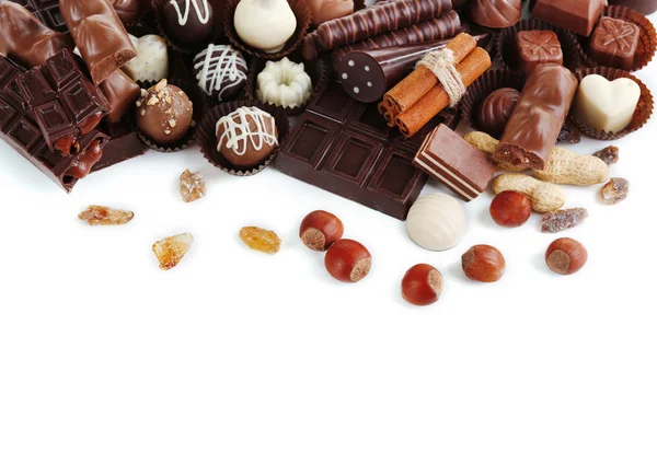 Lahodné čokoládové bonbóny na bílém pozadí — Stock fotografie
