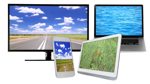 Monitor, laptop, tablet e telefone com papel de parede natureza em telas em colagem isolada em branco — Fotografia de Stock