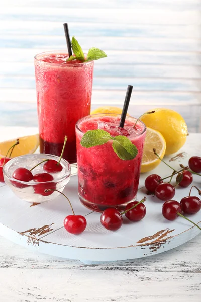 Čerstvé studené cherry koktejl s mátou a citronem — Stock fotografie