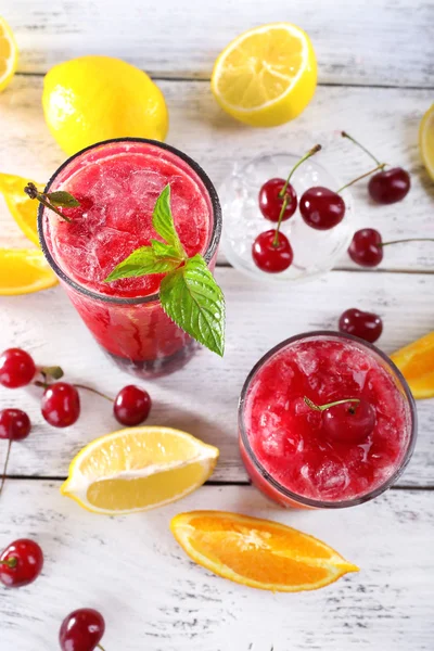 Cocktail de cereja fresco com hortelã, gelo e limão — Fotografia de Stock