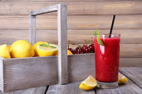 Cóctel fresco de cereza fría con menta y limón — Foto de Stock