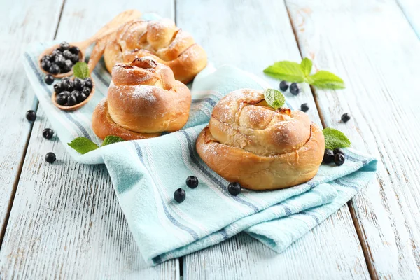 Pães saborosos com bagas na mesa close-up — Fotografia de Stock