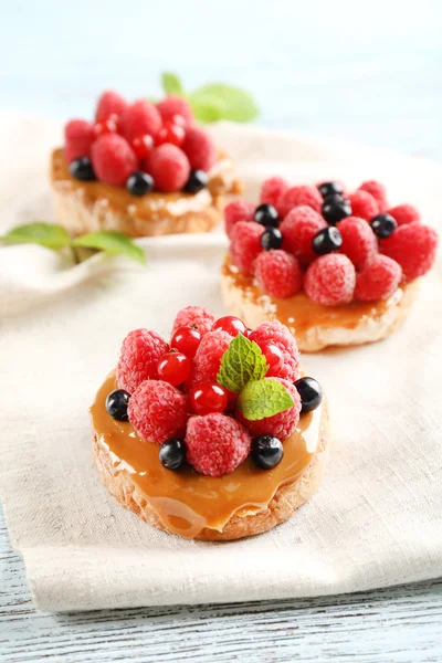 Gâteaux sucrés aux baies sur la table close-up — Photo