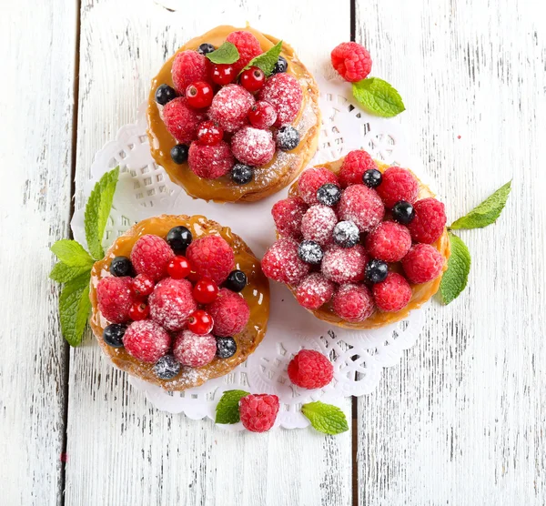 Süße Kuchen mit Beeren auf dem Tisch in Großaufnahme — Stockfoto