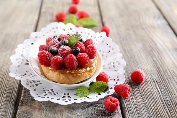 Сладкие пирожные с ягодами на столе крупным планом — стоковое фото
