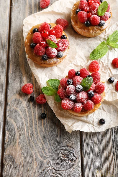 Süße Kuchen mit Beeren auf dem Tisch in Großaufnahme — Stockfoto