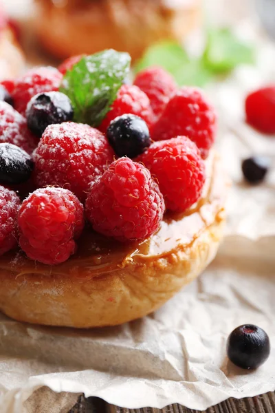 Süße Kuchen mit Beeren auf dem Tisch in Großaufnahme — Stockfoto