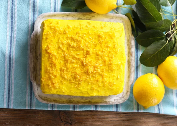 Gustosa torta al limone sul tavolo di legno — Foto Stock