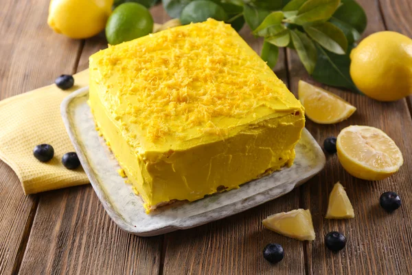 Gustosa torta al limone sul tavolo di legno — Foto Stock