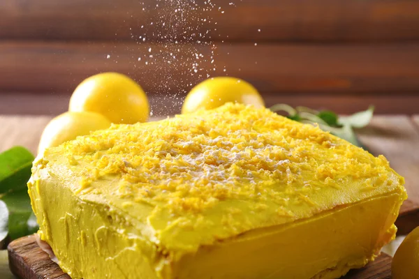 Bolo de limão saboroso na mesa de madeira — Fotografia de Stock