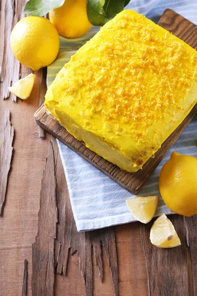 Bolo de limão saboroso na mesa de madeira — Fotografia de Stock