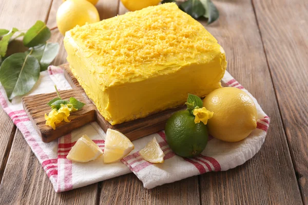 Ciasto smaczne cytryny na drewnianym stole — Zdjęcie stockowe