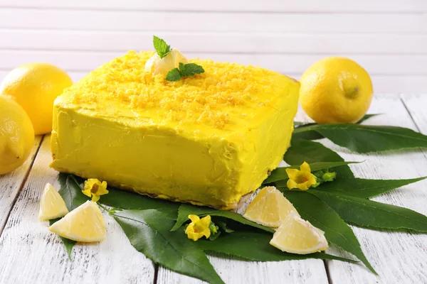 Gustosa torta al limone sul tavolo di legno — Foto Stock