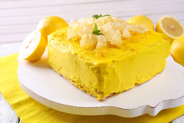 Sabroso pastel de limón en la mesa de madera —  Fotos de Stock