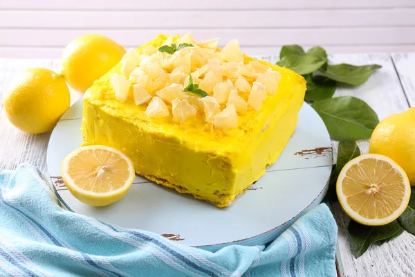 Gâteau au citron savoureux sur table en bois — Photo