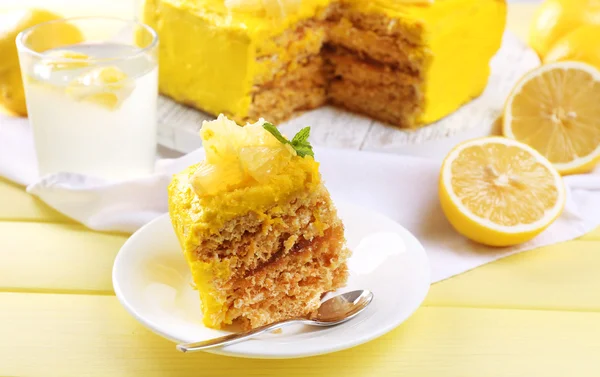 Вкусный лимонный десерт на деревянном столе — стоковое фото
