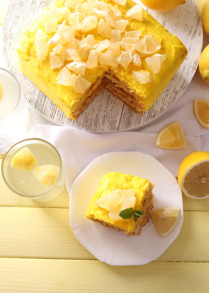 Смачний лимонний десерт на дерев'яному столі — стокове фото