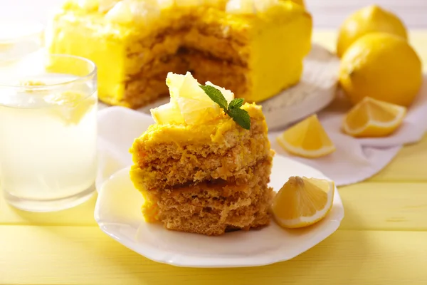 Вкусный лимонный десерт на деревянном столе — стоковое фото