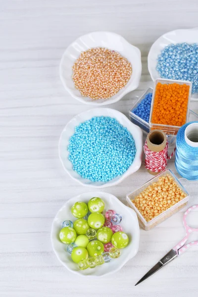 Materiales para la fabricación de joyas en primer plano de la mesa — Foto de Stock