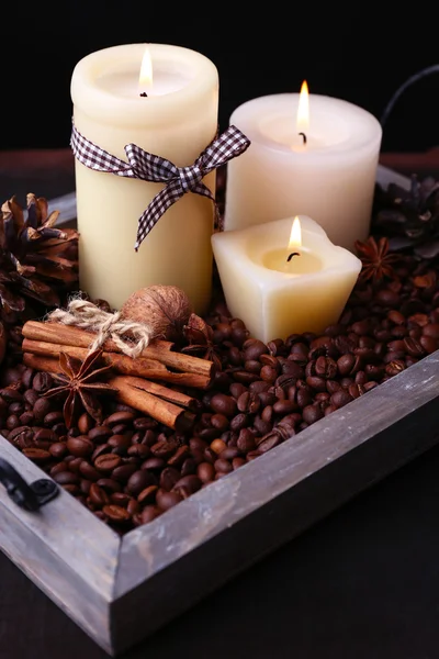 Velas na bandeja vintage com grãos de café e especiarias, solavancos na mesa de madeira, no fundo escuro — Fotografia de Stock