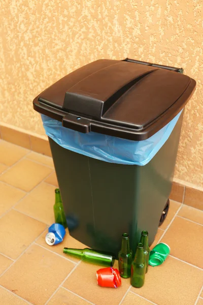 Recycling bin on wall background — Stock Photo, Image