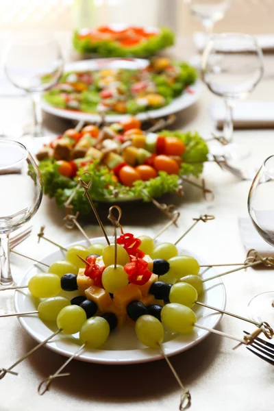 Tischdekoration im Restaurant mit leckerem Essen — Stockfoto