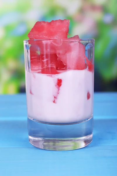 Wassermelonen-Cocktail im Glas auf Holztisch vor natürlichem Hintergrund — Stockfoto