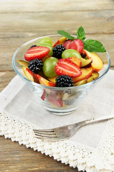Välsmakande fruktsallad på träbord — Stockfoto