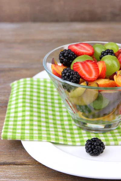 Lekkere en verse fruitsalade op houten tafel — Stockfoto