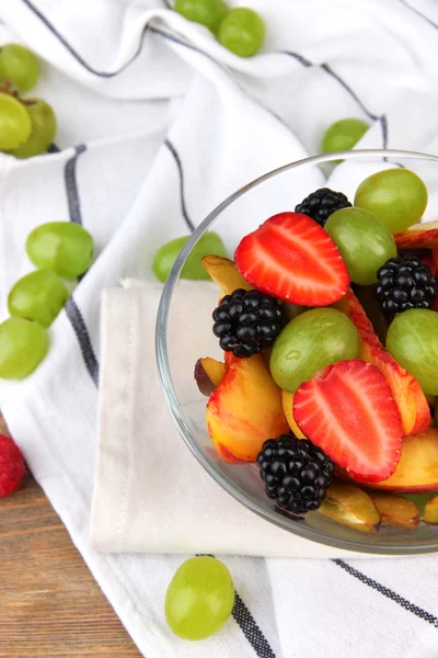 Ensalada de frutas frescas y sabrosas en la mesa de madera —  Fotos de Stock