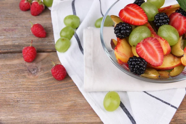 Salada de frutas saborosa fresca na mesa de madeira — Fotografia de Stock